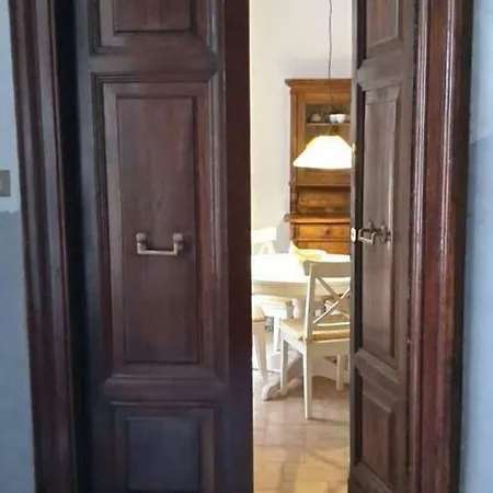 Laurie's Apartment Rom