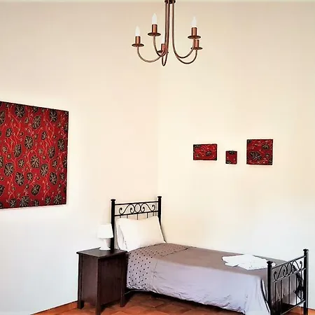 Laurie's Apartment Rom